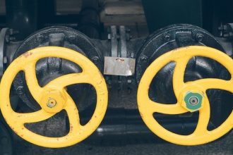 Уплотнительная лента для фланцевых соединений: какие характеристики важны?