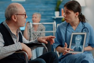 Пансионаты для больных Альцгеймера: уход и программы