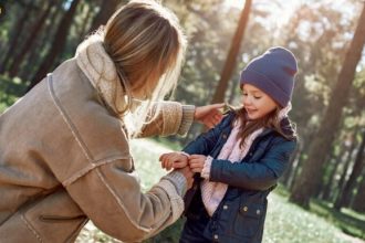 Пока родитель проходит лечение: как сохранить ребенку ощущение опоры